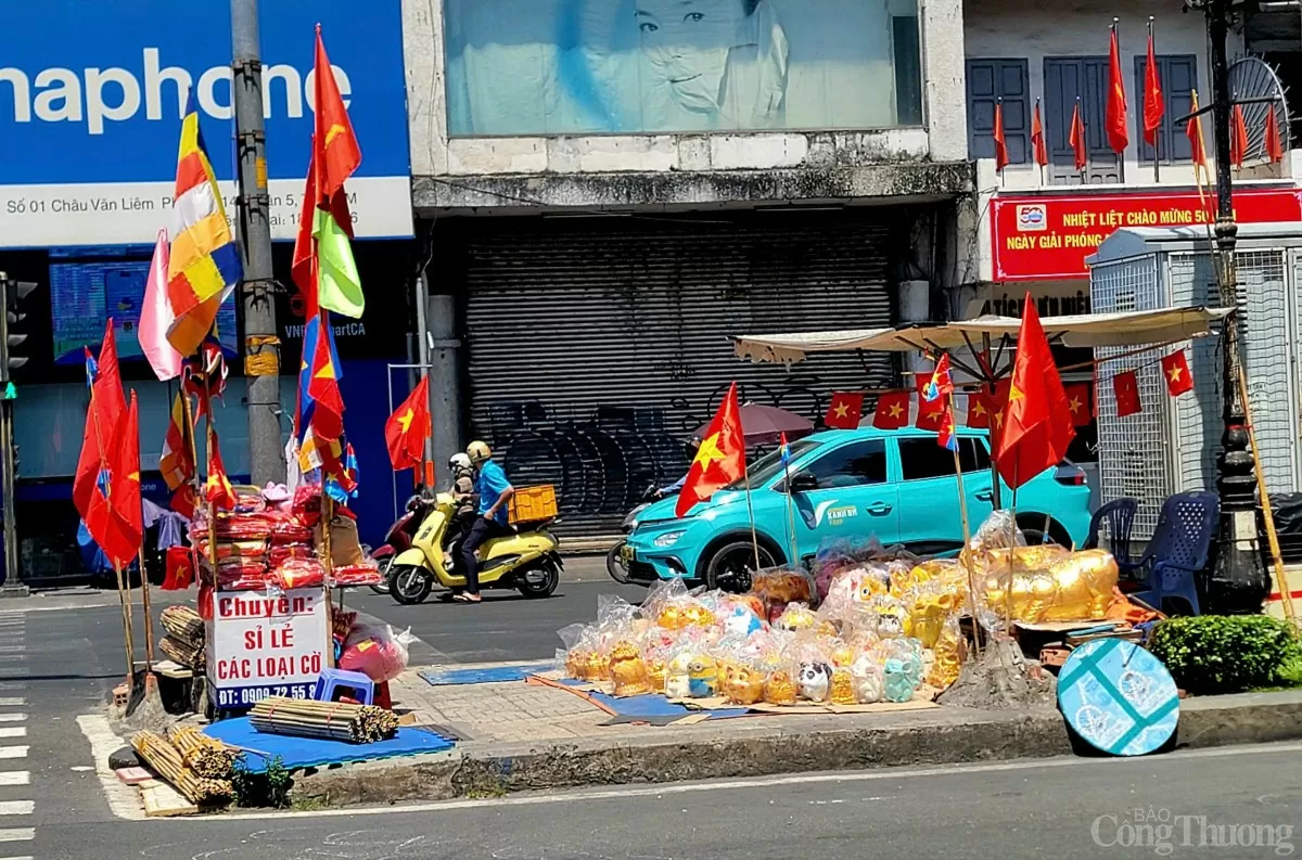 TP. Hồ Chí Minh: Thị trường đồ trang trí sôi động dịp lễ 30/4 - 1/5