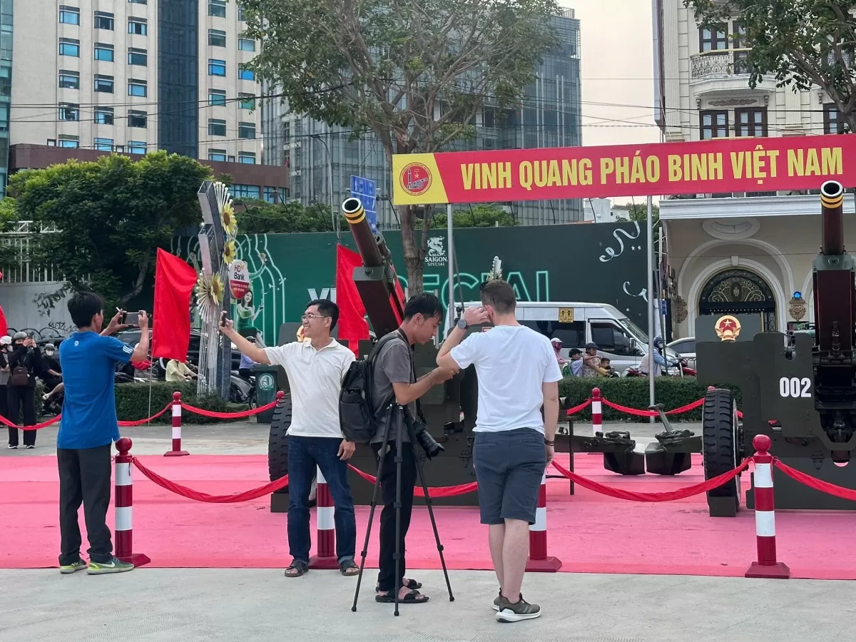 Lễ diễu binh tại TP. Hồ Chí Minh: Người dân nô nức săn 'tọa độ vàng'