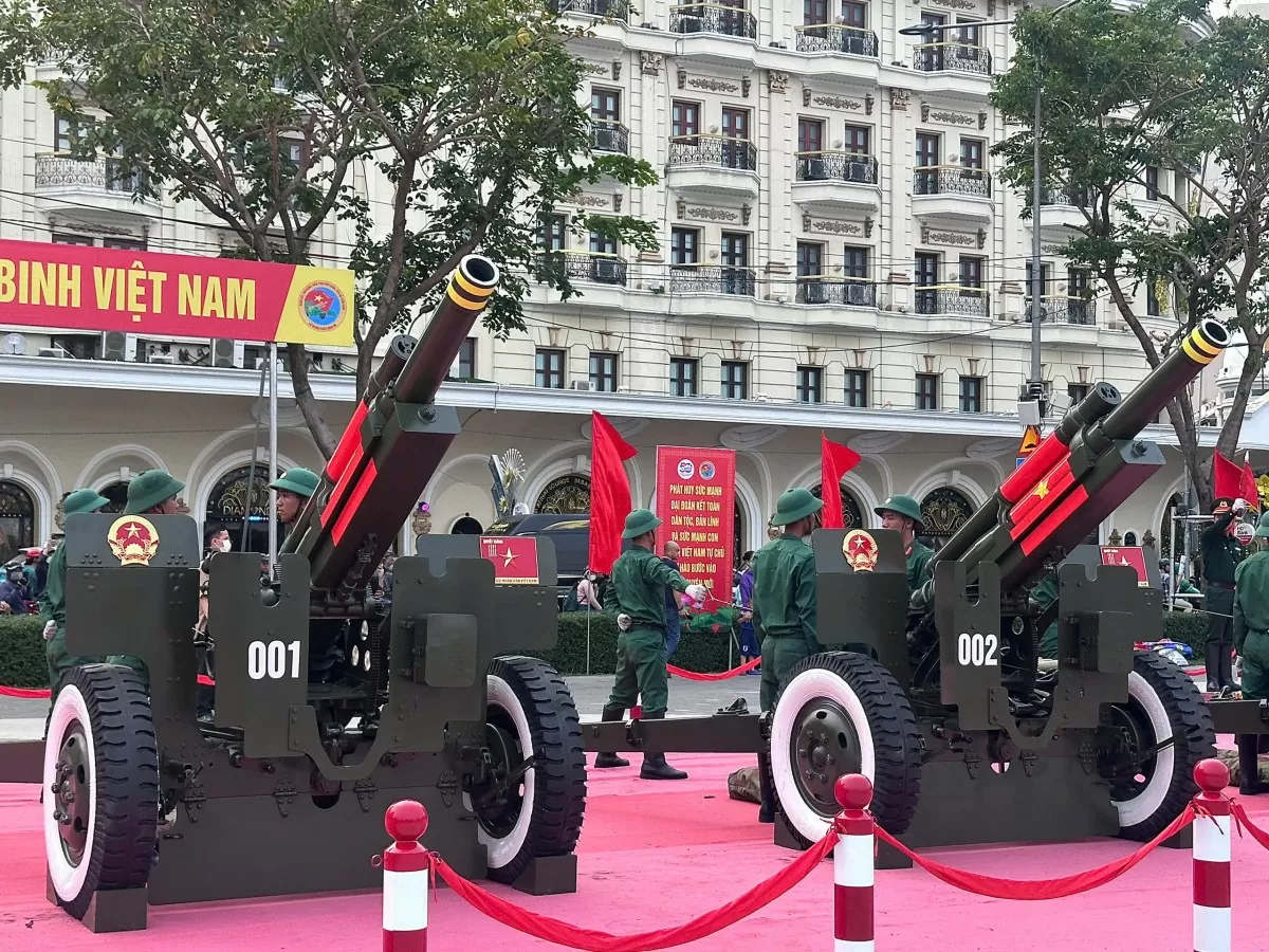 Lễ diễu binh tại TP. Hồ Chí Minh: Người dân nô nức săn 'tọa độ vàng'