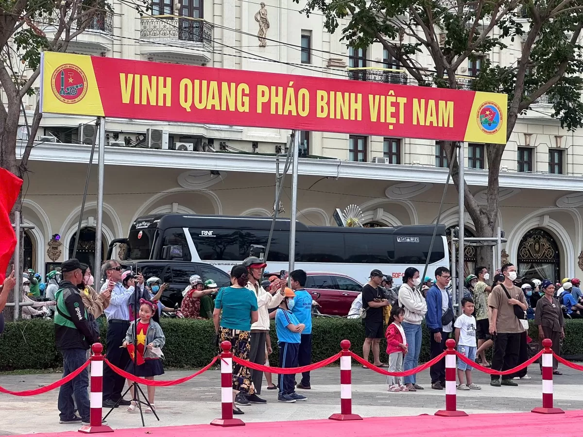 Lễ diễu binh tại TP. Hồ Chí Minh: Người dân nô nức săn 'tọa độ vàng'