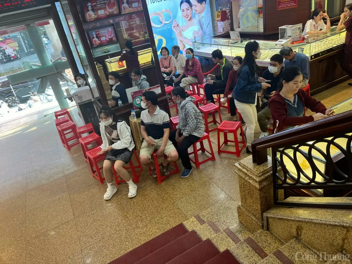 Người dân xếp hàng mua vàng, dù cửa hàng bán 'nhỏ giọt'