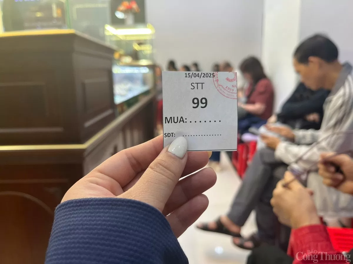 Người dân xếp hàng mua vàng, dù cửa hàng bán 'nhỏ giọt'