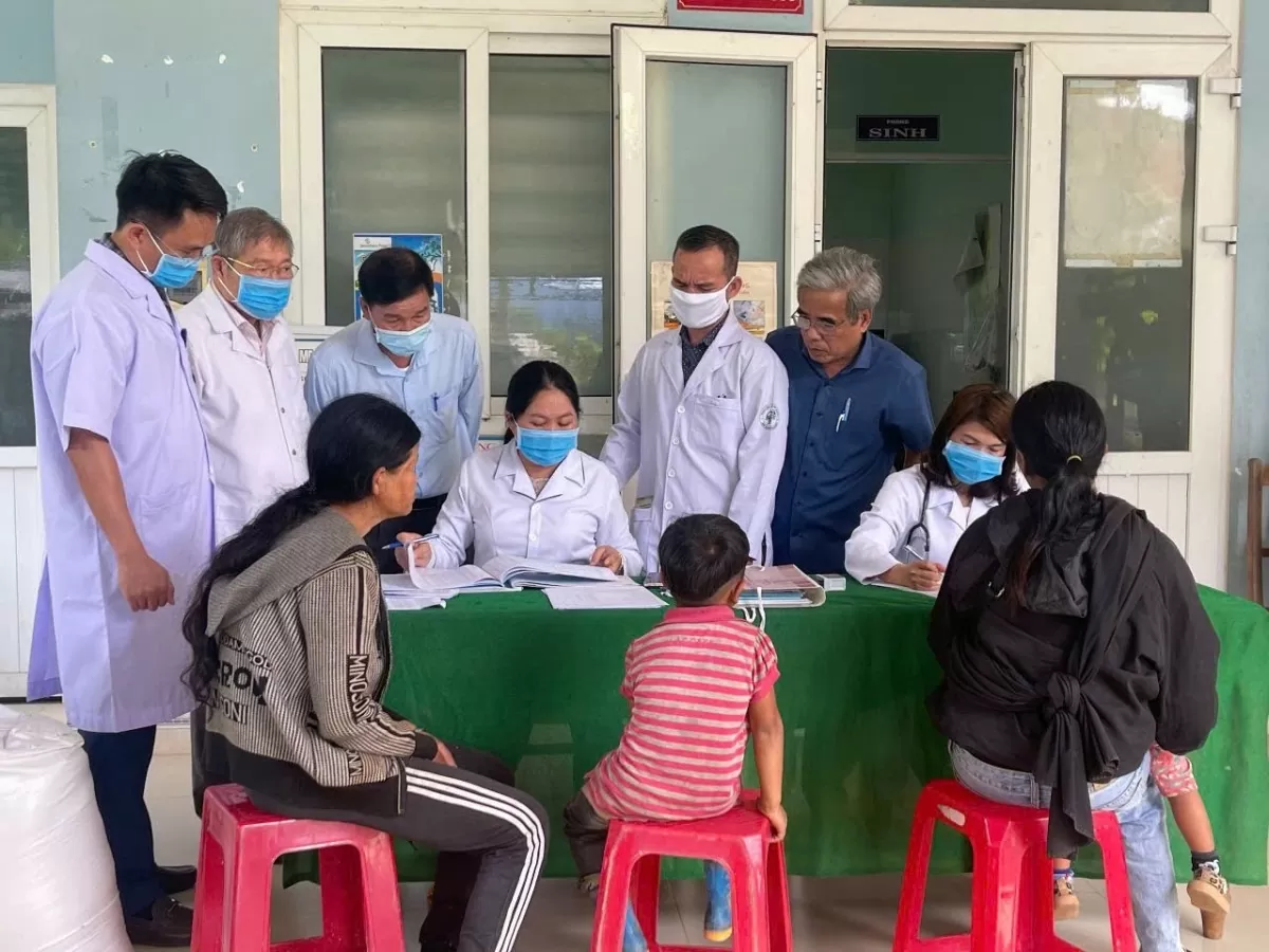 Ba chuyên gia Hoa Kỳ phối hợp Bộ Y tế điều tra dịch sởi tại Nam Trà My (tỉnh Quảng Nam), nơi đã ghi nhận nhiều ca bệnh