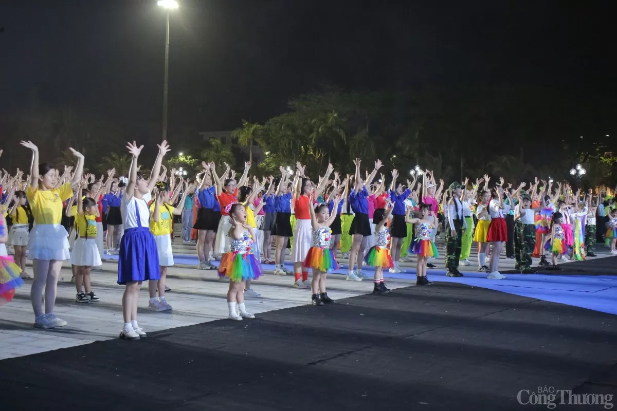 Chương trình còn tổ chức các tiết mục đồng diễn - flashmob Chương trình còn tổ chức các tiết mục đồng diễn - flashmob