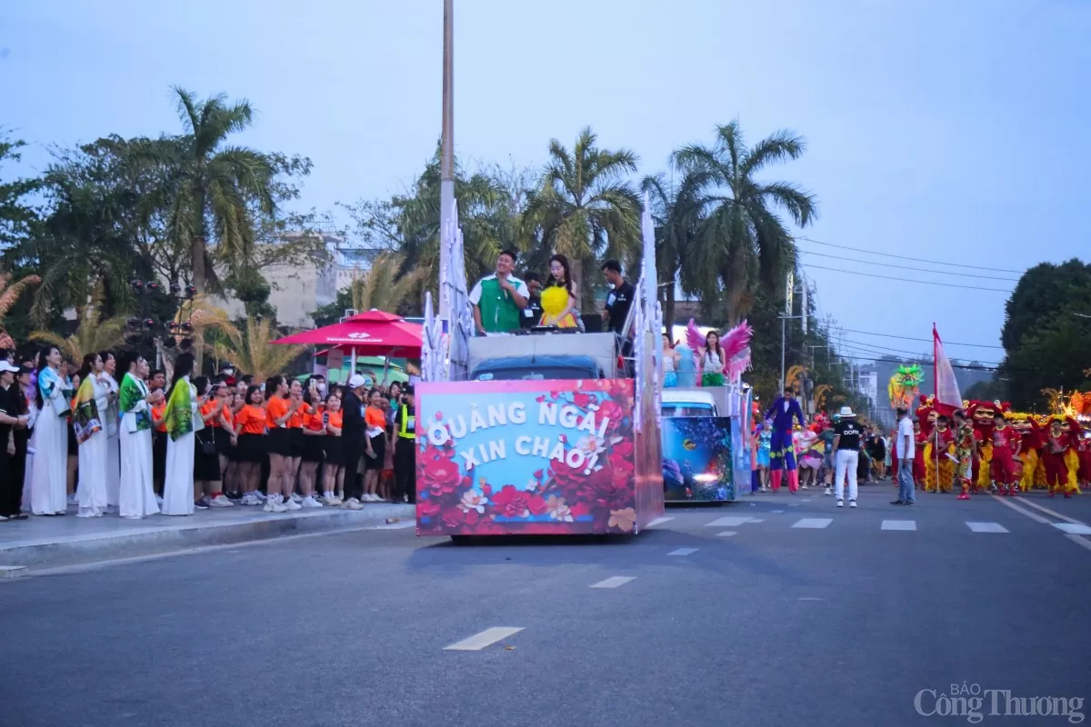 Lễ hội thời trang, âm nhạc đường phố “Carnival Quảng Ngãi xin chào!” lần đầu tiên được tổ chức tại tỉnh Quảng Ngãi. Lễ hội thời trang, âm nhạc đường phố “Carnival Quảng Ngãi xin chào!” lần đầu tiên được tổ chức tại tỉnh Quảng Ngãi.