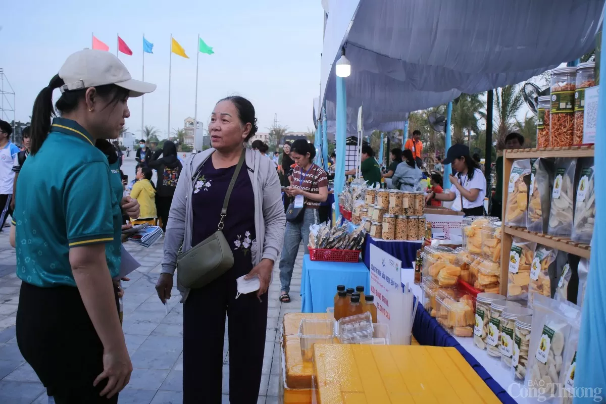 Trong khuôn khổ chương trình, Quảng Ngãi cũng giới thiệu ẩm thực đường phố với nhiều món ăn đặc sản địa phương hấp dẫn. Trong khuôn khổ chương trình, Quảng Ngãi cũng giới thiệu ẩm thực đường phố với nhiều món ăn đặc sản địa phương hấp dẫn.