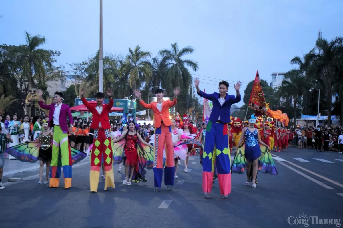 Xuất phát từ Quảng trường Phạm Văn Đồng, đoàn diễu hành đi trên cung đường dài gần 1 km đến đường Lê Trung Đình Xuất phát từ Quảng trường Phạm Văn Đồng, đoàn diễu hành đi trên cung đường dài gần 1 km đến đường Lê Trung Đình