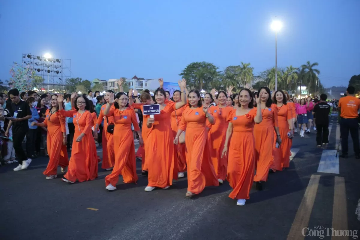 Lễ hội Carnival đường phố quy tụ hơn 200 diễn viên, nghệ sĩ chuyên nghiệp cùng tham gia diễu hành. Lễ hội Carnival đường phố quy tụ hơn 200 diễn viên, nghệ sĩ chuyên nghiệp cùng tham gia diễu hành.