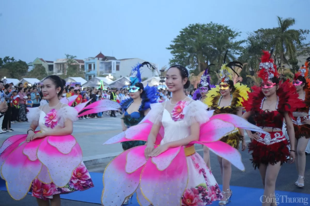 Chương trình kết hợp biểu diễn thời trang, âm nhạc sôi động Chương trình kết hợp biểu diễn thời trang, âm nhạc sôi động