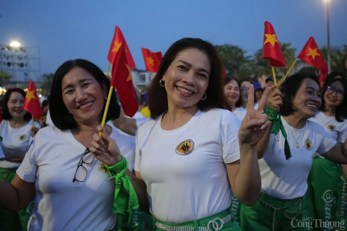 Những nụ cười rạng rỡ, tràn đầy năng lượng của người tham gia. Những nụ cười rạng rỡ, tràn đầy năng lượng của người tham gia.