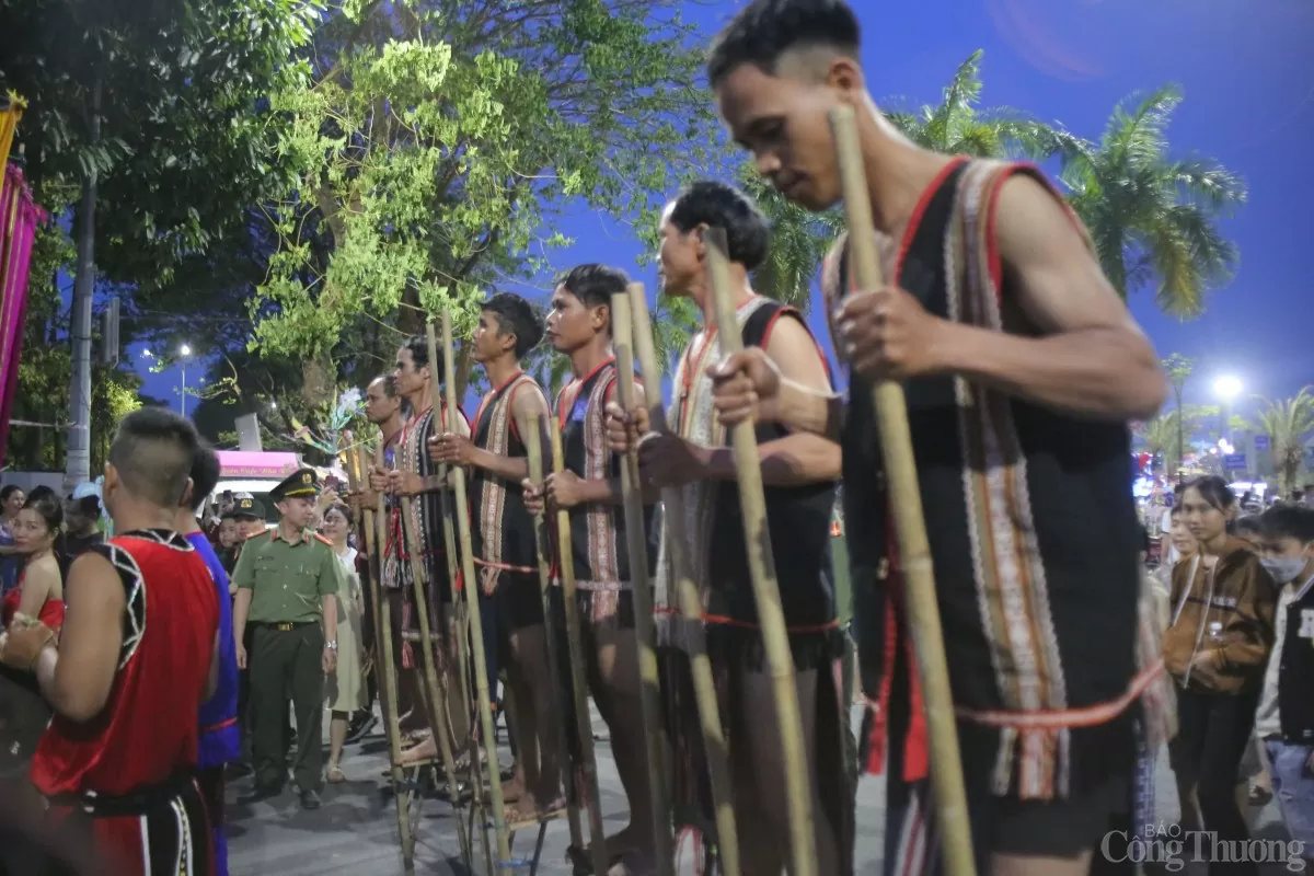 Sắc màu Carnival nghệ thuật tràn ngập đường phố Quảng Ngãi Sắc màu Carnival nghệ thuật tràn ngập đường phố Quảng Ngãi