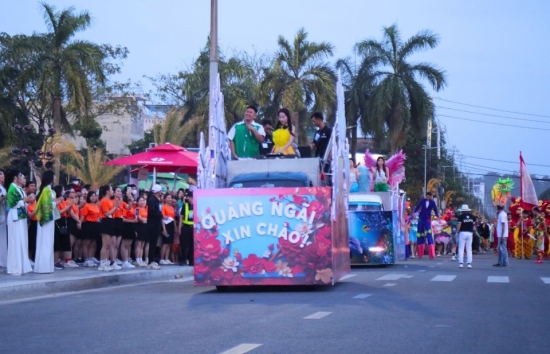 sac mau carnival nghe thuat tran ngap duong pho quang ngai
