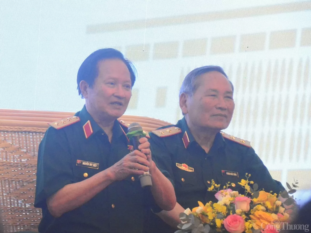 Thượng tướng Nguyễn Huy Hiệu (trái) kể về ký ức hào hùng ngày giải phóng vào sáng 16/4.