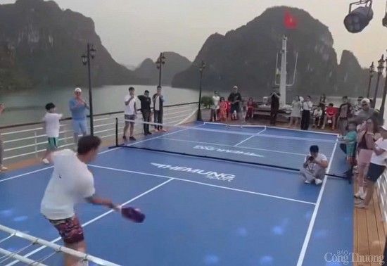 quang ninh xu phat tau du lich black pearl qn 6699 vi to chuc choi pickleball tren boong