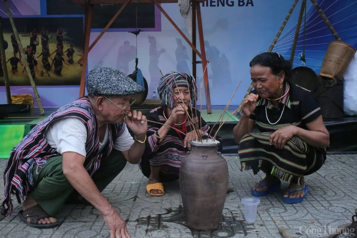 Bà con đến đây cùng nghiêng ngả trong men rượu, gột rửa những hiềm khích, nhen nhóm tình cảm tốt đẹp. Bà con đến đây cùng nghiêng ngả trong men rượu, gột rửa những hiềm khích, nhen nhóm tình cảm tốt đẹp.