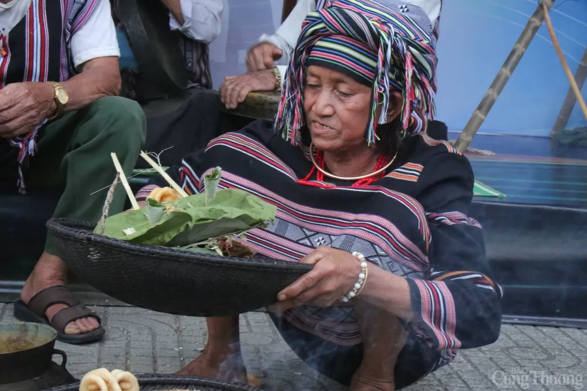Nghệ nhân Phạm Thị Hết thực hiện nghi thức Lễ cúng vào nhà mới. Nghệ nhân Phạm Thị Hết thực hiện nghi thức Lễ cúng vào nhà mới.