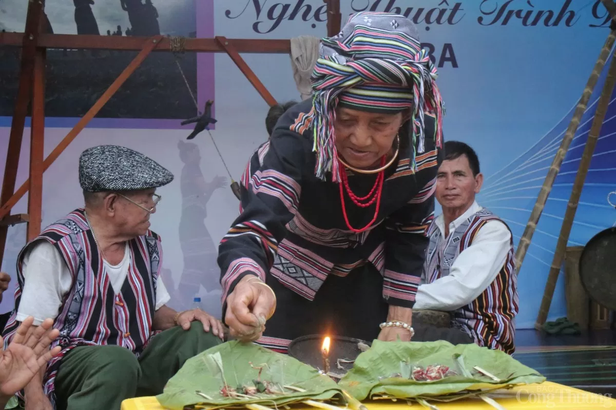 Thầy cúng mời thần núi, thần sông, thần mặt trời, thần gió bão, thần đất về dự lễ cúng vào nhà mới của gia chủ. Thầy cúng mời thần núi, thần sông, thần mặt trời, thần gió bão, thần đất về dự lễ cúng vào nhà mới của gia chủ.