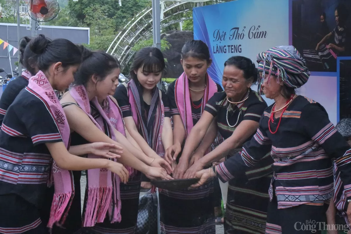 Chia sẻ niềm vui với mọi người trong làng. Chia sẻ niềm vui với mọi người trong làng.