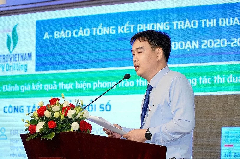 Chủ tịch Công đoàn Hoàng Xuân Bách báo cáo tổng kết phong trào thi đua giai đoạn 2020 - 2025