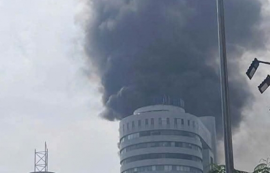 ha noi chay lon toa nha cao tang o thai ha cot khoi ngun ngut