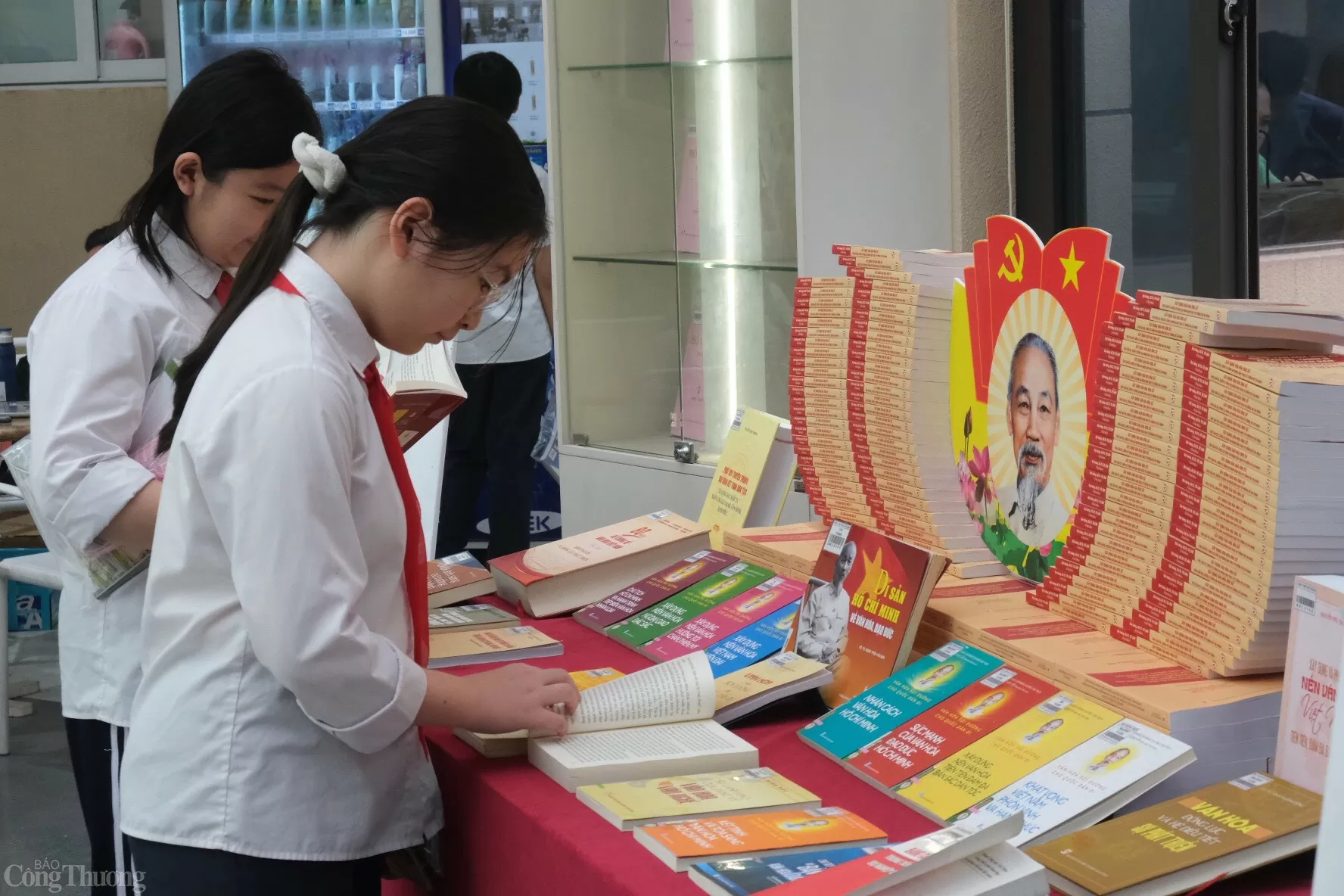 Khu vực trưng bày sách về Chủ tịch Hồ Chí Minh cũng đươc các bạn học sinh THCS Trưng Vương quan tâm và tìm hiểu kỹ. 