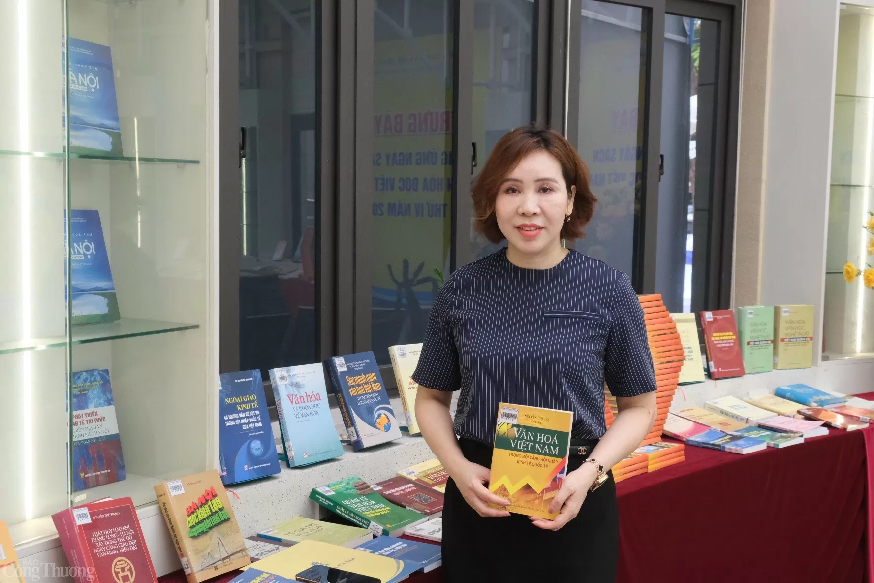 Giữa không khí rộn ràng của Ngày Sách và Văn hóa đọc Việt Nam lần thứ IV tại Thư viện Hà Nội, nhà giáo Đinh Mai Thanh, Phó Hiệu trưởng Trường THCS Trưng Vương đã bày tỏ sự xúc động khi chứng kiến học sinh của mình háo hức chọn sách, chăm chú lật giở từng trang. Với cô, việc đọc sách không chỉ là hoạt động ngoại khóa, mà là một phần quan trọng trong hành trình nuôi dưỡng nhân cách. “Tôi luôn tin rằng, đọc sách không chỉ giúp các em biết thêm kiến thức mà còn rèn cho các em tinh thần tự giác, chủ động học tập và suy nghĩ độc lập. Không dừng lại ở thư viện chính thức trong trường, Chúng tôi bố trí các góc đọc dưới sân trường dưới tán cây, bên ghế đá – để các em có thể đọc sách ngay trong giờ ra chơi hoặc sau giờ học. Không gian thoáng đãng, không gò bó khiến các em thấy đọc sách là một niềm vui, chứ không phải nhiệm vụ. Chuyến đi hôm nay, theo tôi, không chỉ giúp các em tiếp cận thêm nhiều đầu sách quý mà còn gieo vào lòng các em một hạt mầm quan trọng: tình yêu tri thức. Chỉ cần một cuốn sách phù hợp đến đúng lúc, nó có thể thay đổi cả cách nghĩ của một đứa trẻ. Và điều đó bắt đầu từ việc chúng ta tạo cơ hội để các em được sống cùng sách mỗi ngày”, nhà giáo Đinh Mai Thanh chia sẻ. Giữa không khí rộn ràng của Ngày Sách và Văn hóa đọc Việt Nam lần thứ IV tại Thư viện Hà Nội, nhà giáo Đinh Mai Thanh, Phó Hiệu trưởng Trường THCS Trưng Vương đã bày tỏ sự xúc động khi chứng kiến học sinh của mình háo hức chọn sách, chăm chú lật giở từng trang. Với cô, việc đọc sách không chỉ là hoạt động ngoại khóa, mà là một phần quan trọng trong hành trình nuôi dưỡng nhân cách. “Tôi luôn tin rằng, đọc sách không chỉ giúp các em biết thêm kiến thức mà còn rèn cho các em tinh thần tự giác, chủ động học tập và suy nghĩ độc lập. Không dừng lại ở thư viện chính thức trong trường, Chúng tôi bố trí các góc đọc dưới sân trường dưới tán cây, bên ghế đá – để các em có thể đọc sách ngay trong giờ ra chơi hoặc sau giờ học. Không gian thoáng đãng, không gò bó khiến các em thấy đọc sách là một niềm vui, chứ không phải nhiệm vụ. Chuyến đi hôm nay, theo tôi, không chỉ giúp các em tiếp cận thêm nhiều đầu sách quý mà còn gieo vào lòng các em một hạt mầm quan trọng: tình yêu tri thức. Chỉ cần một cuốn sách phù hợp đến đúng lúc, nó có thể thay đổi cả cách nghĩ của một đứa trẻ. Và điều đó bắt đầu từ việc chúng ta tạo cơ hội để các em được sống cùng sách mỗi ngày”, nhà giáo Đinh Mai Thanh chia sẻ.