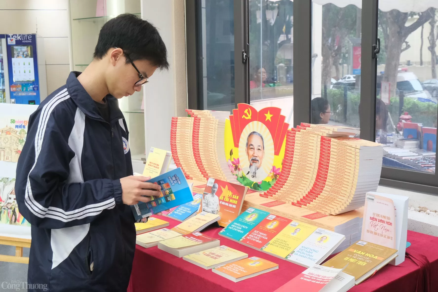 Phạm Đức Duy, sinh viên năm 2 chuyên ngành quản lý xã hội, đứng rất lâu tại khu vực trưng bày tác phẩm về Hồ Chủ tịch. Ban Duy cho biết: “Em vốn mê lịch sử, nhưng phải đến khi đọc sâu hơn về hành trình Bác ra đi tìm đường cứu nước, em mới thực sự hiểu được giá trị của độc lập, tự do. Bác là biểu tượng lớn nhưng không hề xa cách. Mỗi bài thơ trong 'Nhật ký trong tù' đều toát lên tinh thần thép và niềm tin vào tương lai. Ngày Văn hóa đọc là dịp tuyệt vời để bạn trẻ như em lắng lại, tìm thấy cảm hứng và động lực từ những trang sách tưởng chừng đã cũ, nhưng giá trị thì không bao giờ phai”.