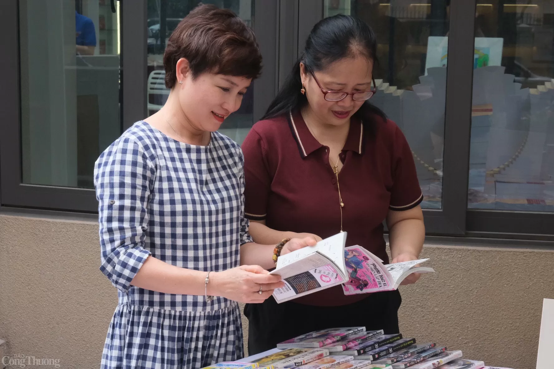 Chủ tịch Hồ Chí Minh từng dạy: “Siêng xem sách và xem nhiều sách là một điều đáng quý.” Sách là kho tàng tri thức quý giá, chứa đựng những giá trị vật chất và tinh thần của nhân loại. Mỗi cuốn sách mở ra một chủ đề, một lĩnh vực riêng, nhưng tất cả đều hướng đến mục tiêu chung: mang lại tri thức mới, giá trị mới cho người đọc.