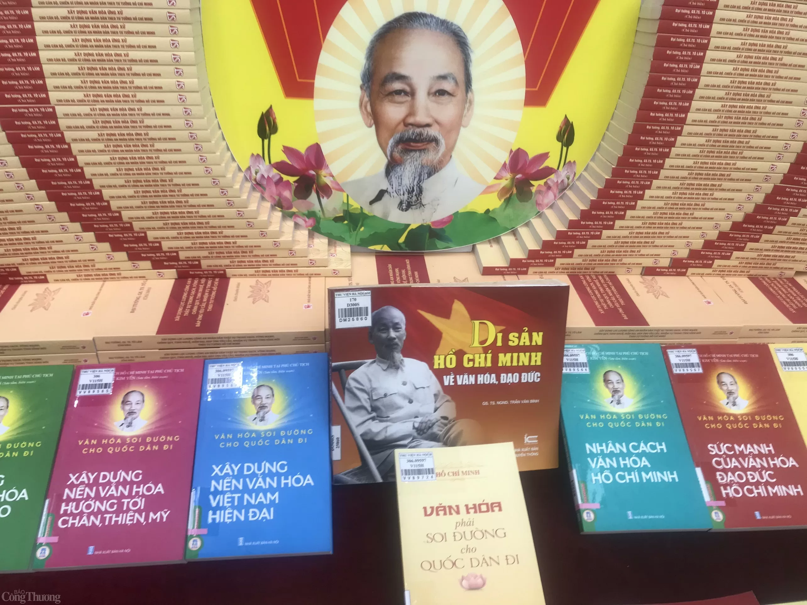 Giữa muôn vàn đầu sách đa dạng, một góc trưng bày chuyên đề về Chủ tịch Hồ Chí Minh vẫn thu hút sự quan tâm đặc biệt, chứng minh rằng trong trái tim thế hệ trẻ hôm nay, hình ảnh Người vẫn luôn là nguồn cảm hứng lớn lao.