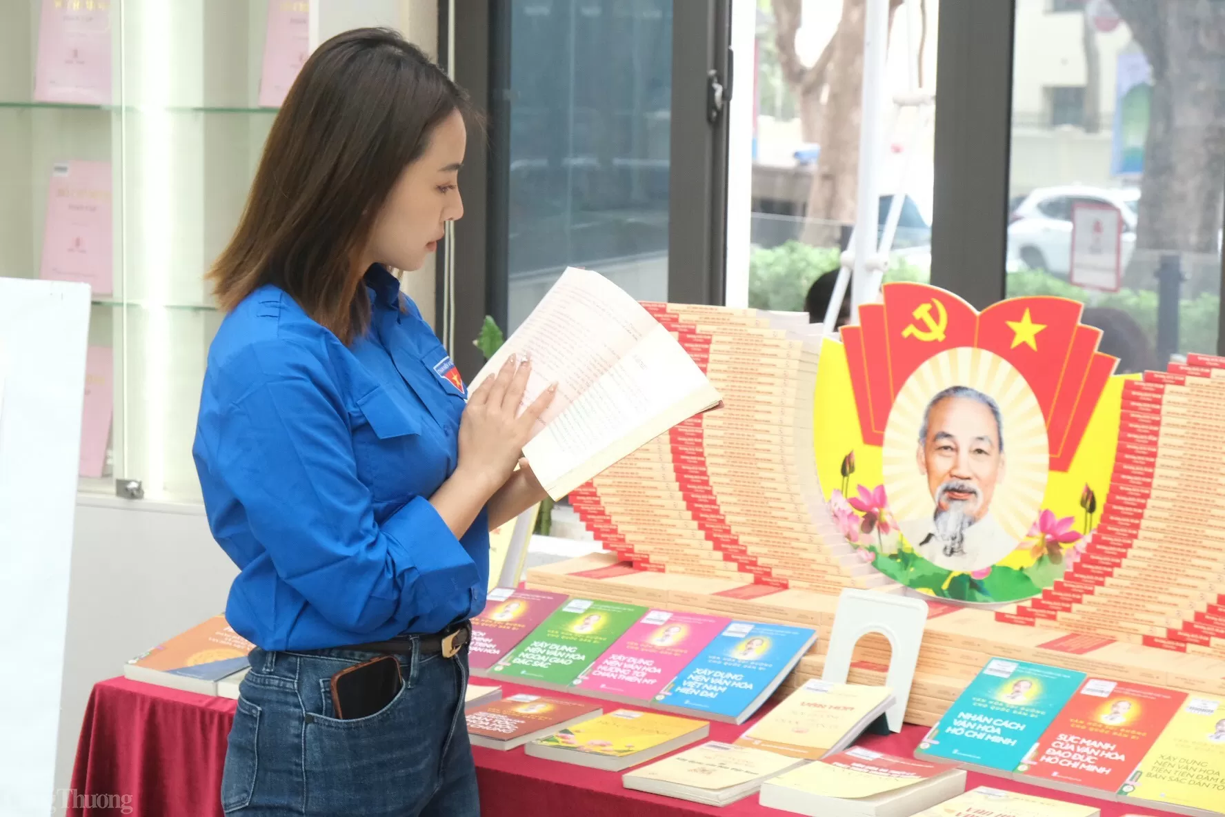 Bạn Nguyễn Mai Chi chia sẻ: “Đọc về Bác, em thấy được một tầm vóc lớn mà lại rất gần gũi. Bác không chỉ là một vĩ nhân mà còn là một con người giản dị, yêu thương dân tộc. Mỗi lần đọc lại những câu chuyện về Bác, em học được thêm một bài học làm người, nhất là trong thời đại hiện nay, khi mọi thứ thay đổi quá nhanh”.