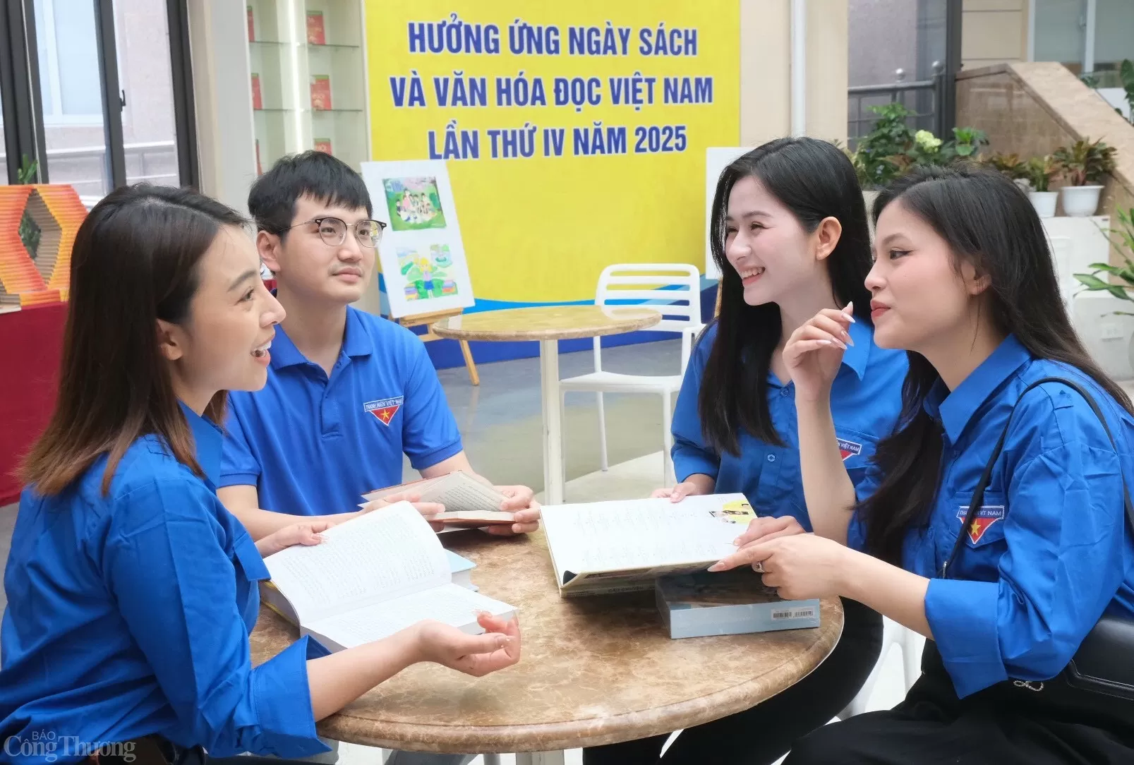 Ngày 18/4, Trung tâm Văn hóa và Thư viện Hà Nội đã tổ chức hưởng ứng ngày Sách và Văn hóa đọc Việt Nam lần thứ IV – năm 2025 nhằm tôn vinh giá trị của sách và lan tỏa văn hóa đọc trong cộng đồng. Trong không khí lắng đọng của Ngày Sách và Văn hóa đọc Việt Nam lần thứ IV, Thư viện Hà Nội trở thành điểm hẹn của hàng trăm bạn trẻ yêu sách. Giữa muôn vàn đầu sách đa dạng, một góc trưng bày chuyên đề về Chủ tịch Hồ Chí Minh vẫn thu hút sự quan tâm đặc biệt, chứng minh rằng trong trái tim thế hệ trẻ h