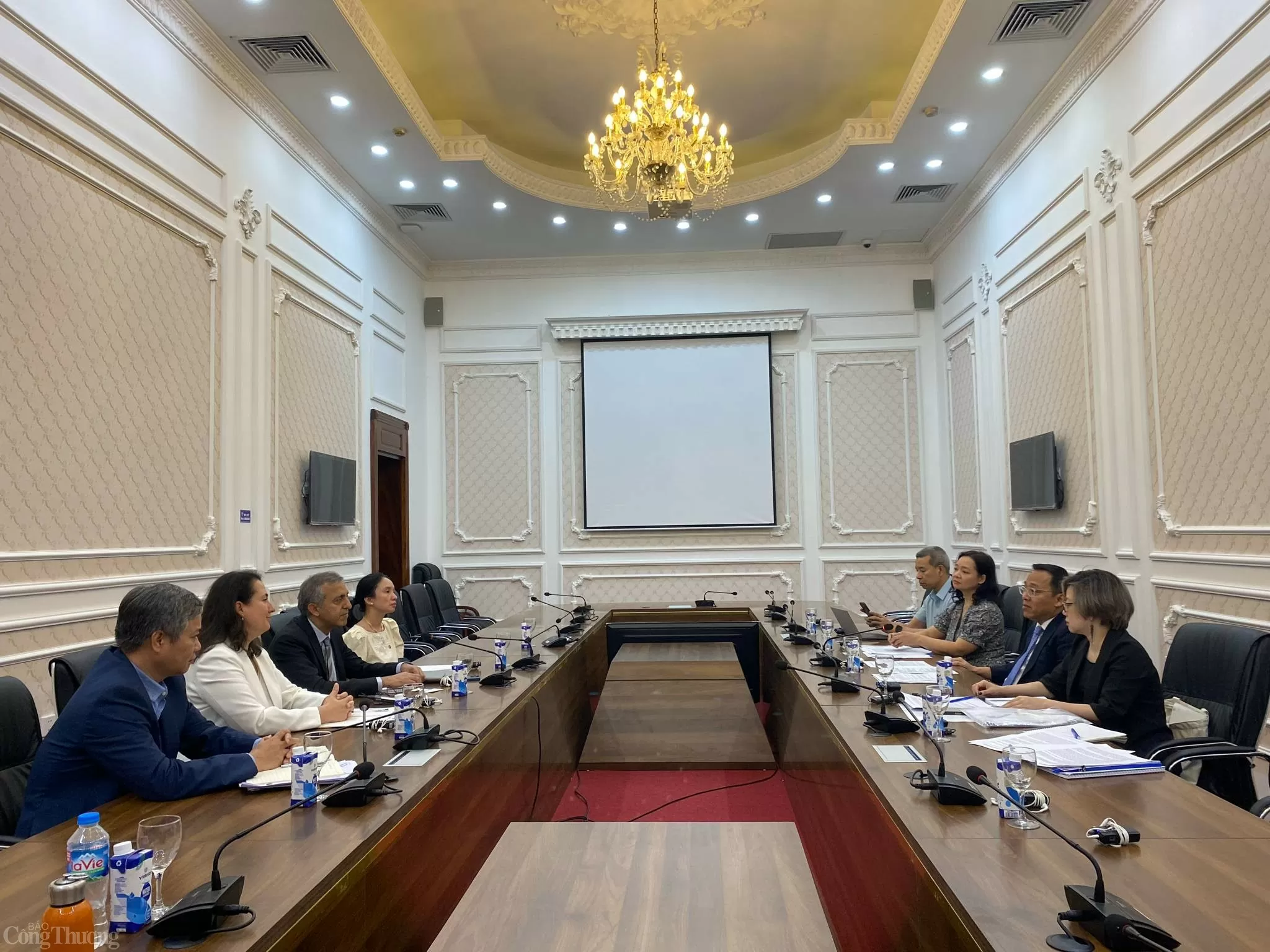 Thứ trưởng Nguyễn Hoàng Long làm việc với Ngân hàng Thế giới