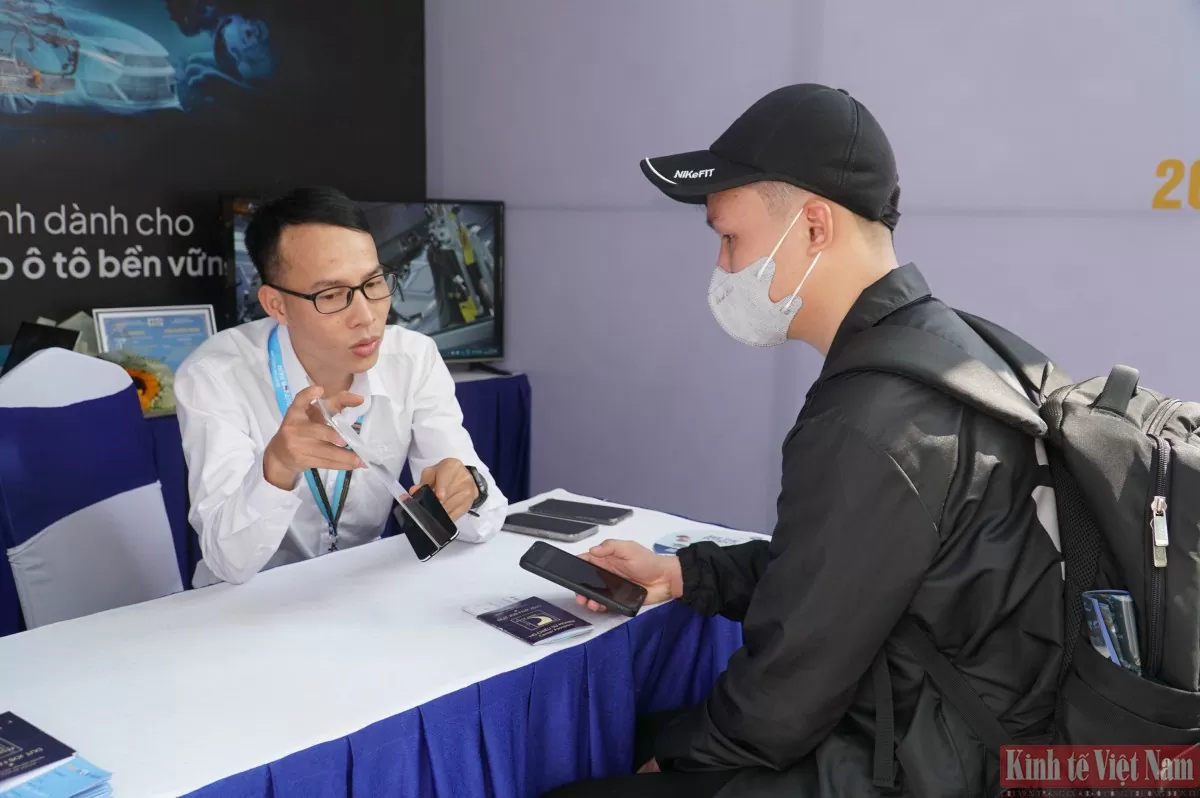 Nhiều sinh viên, kĩ sư tham gia ứng tuyển các vị trí việc làm tại Ngày hội việc làm Bách khoa Đà Nẵng 2025