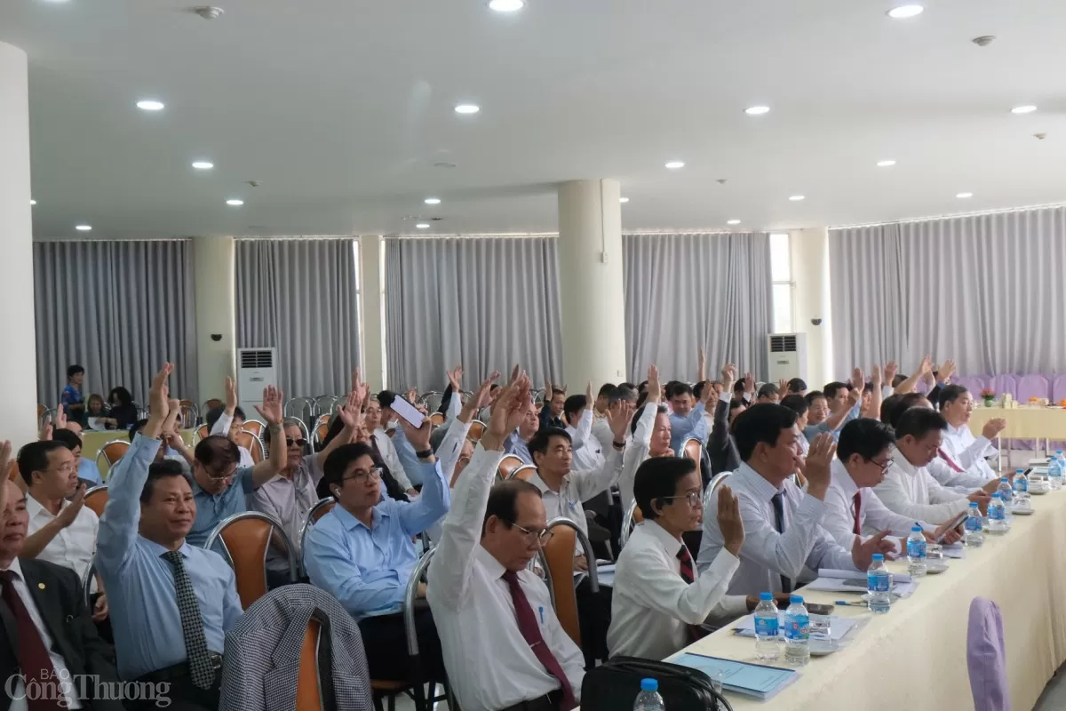 Các đại biểu biểu quyết bầu nhân sự nhiệm kỳ mới của Tổng hội Cơ Khí Việt Nam.