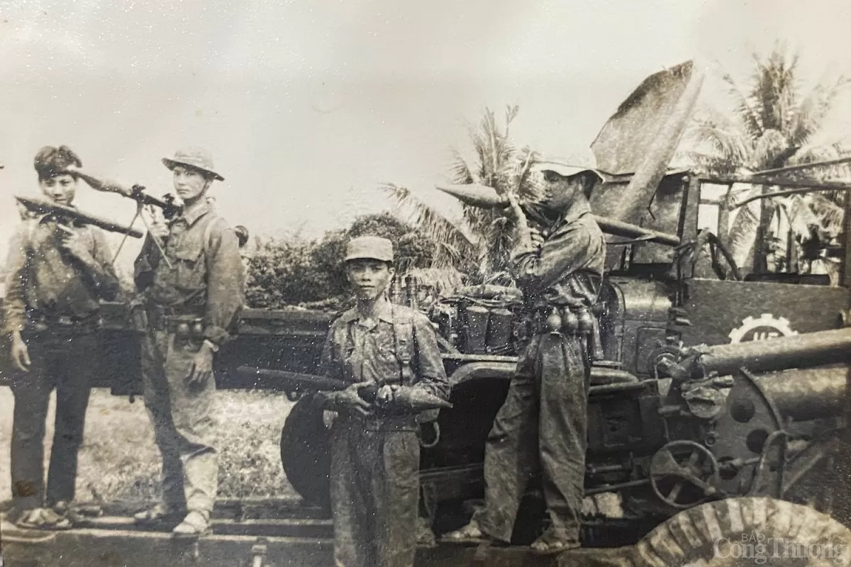 Bức ảnh chụp ngày 25/3/1975, các chiến sĩ Tiểu đoàn 81 thu giữ nhiều vũ khí của địch