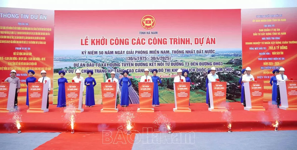 Bộ trưởng Nguyễn Hồng Diên và các đại biểu dự Lễ khởi công dự án. Ảnh: Báo Hà Nam