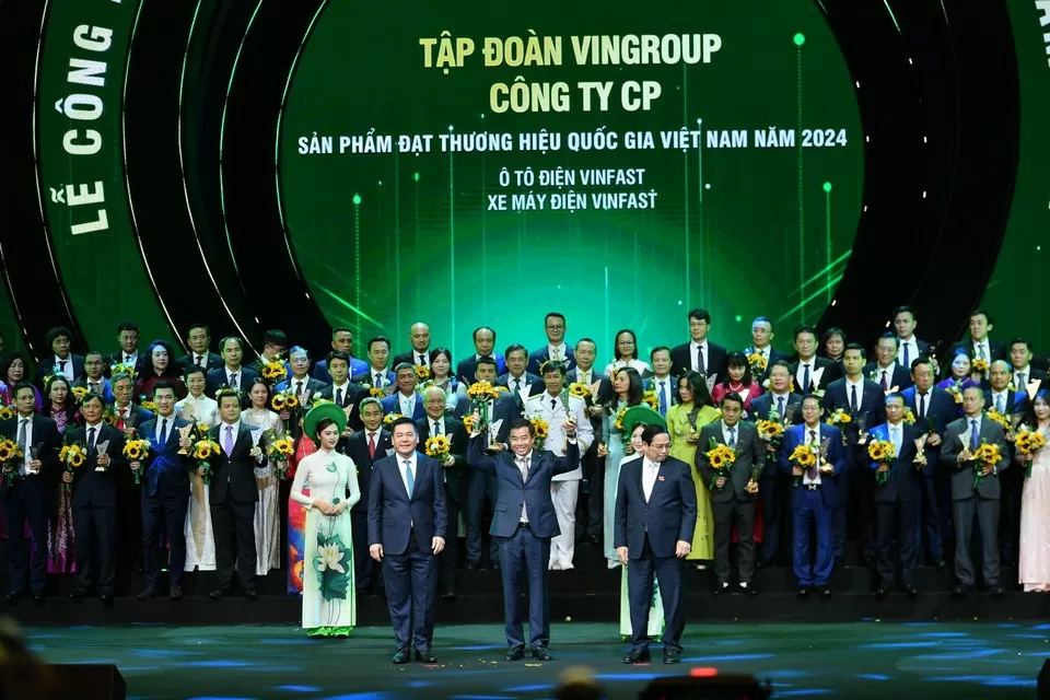 Thủ tướng Phạm Minh Chính và Bộ trưởng Bộ Công Thương Nguyễn Hồng Diên trao biểu trưng và hoa cho doanh nghiệp đạt Thương hiệu quốc gia năm 2024.
