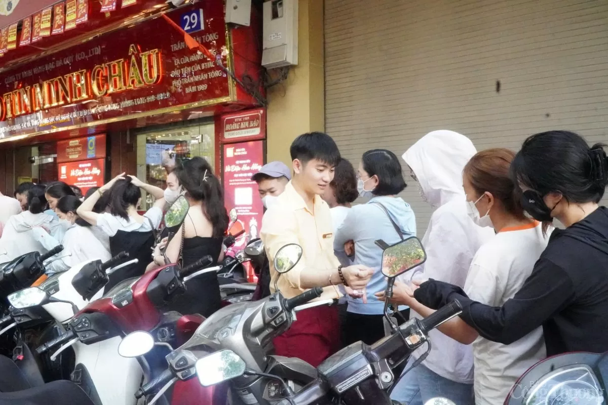 Không phải ngày vía Thần Tài, vì sao người dân vẫn xếp hàng bán vàng?
