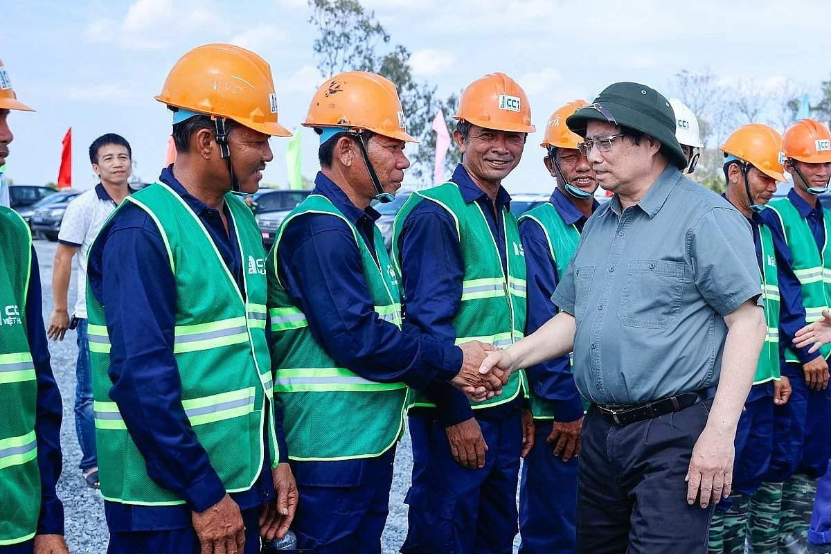 Thủ tướng Phạm Minh Chính động viên các lực lượng thi công dự án cao tốc Cần Thơ – Cà Mau. Ảnh: VGP/Nhật Bắc