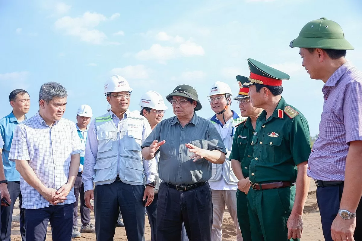 Đây là lần thứ 8 Thủ tướng kiểm tra công trường và làm việc về dự án cao tốc Cần Thơ – Cà Mau. Ảnh: VGP/Nhật Bắc