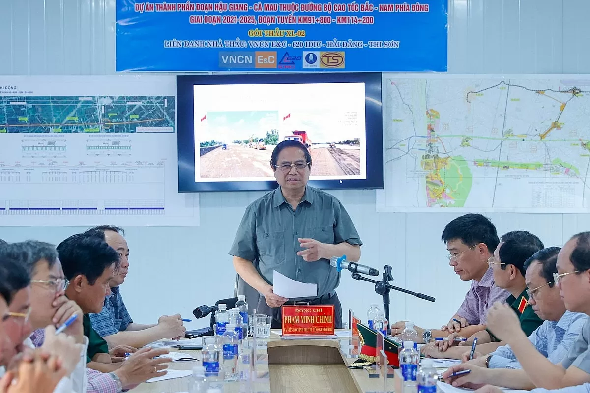 Thủ tướng làm việc với các bộ, ngành, cơ quan liên quan thúc đẩy tiến độ dự án cao tốc Cần Thơ – Cà Mau và khẩn trương triển khai dự án cao tốc từ Cà Mau tới Đất Mũi và nối tới cảng Hòn Khoai - Ảnh: VGP/Nhật Bắc