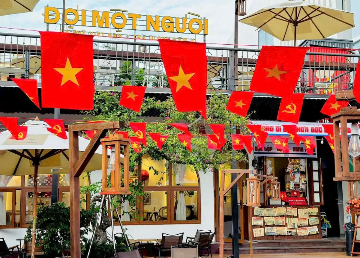 Nở rộ trào lưu 'cà phê yêu nước' dịp 30/4