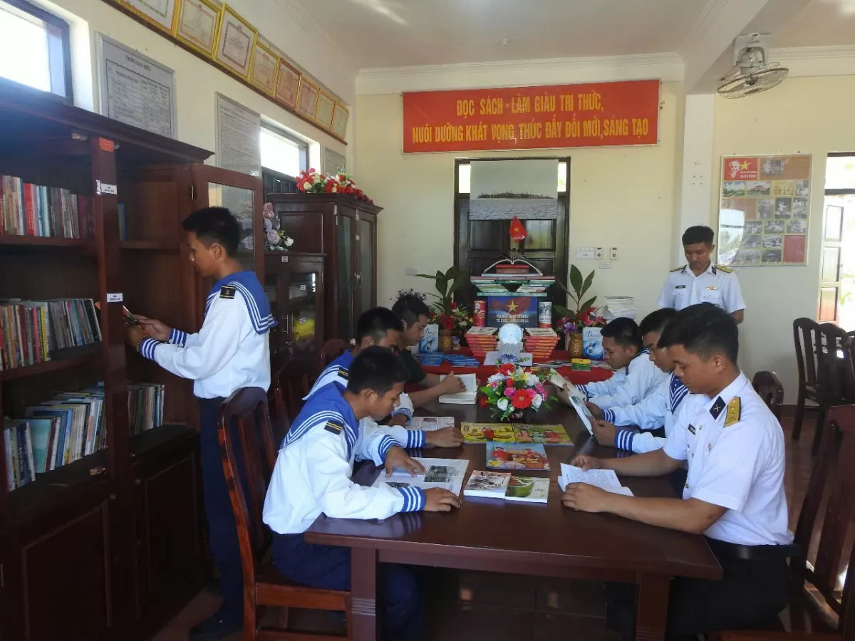 Cán bộ, chiến sĩ  Đảo An Bang đọc sách trong ngày nghỉ