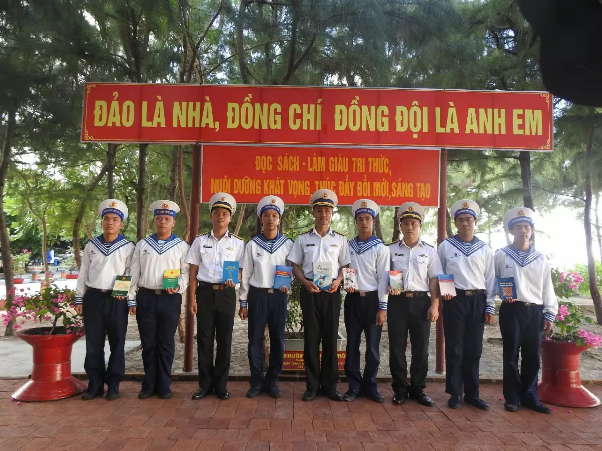 Cán bộ, chiến sĩ Đảo Sinh Tồn Đông sau buổi thi giới thiệu sách