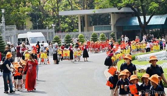 tp ho chi minh ao co do sao vang hut khach dip le 304