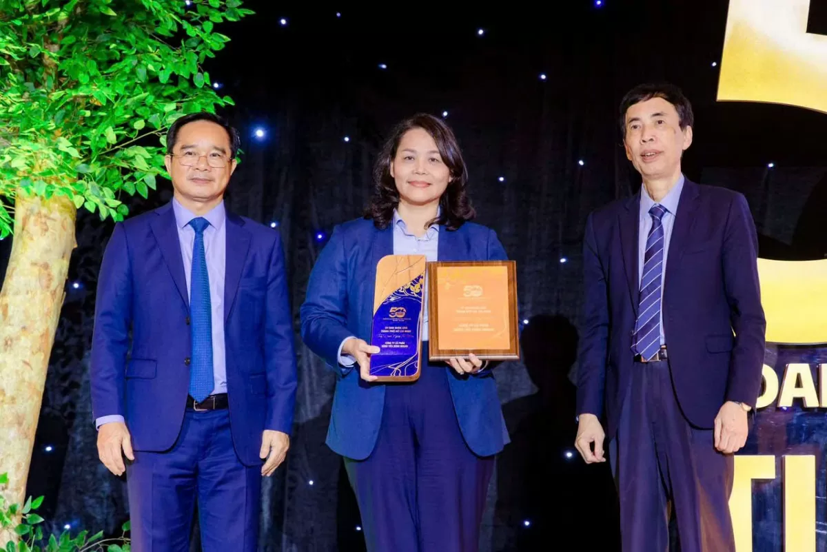 Bà Lê Thị Nga – Phó Tổng Giám Đốc Công ty Cổ phần Hàng tiêu dùng Masan (Masan Consumer) đại diện lên nhận giải. 