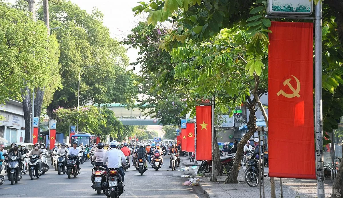 TP. Hồ Chí Minh cờ hoa rực rỡ mừng đại lễ 30/4