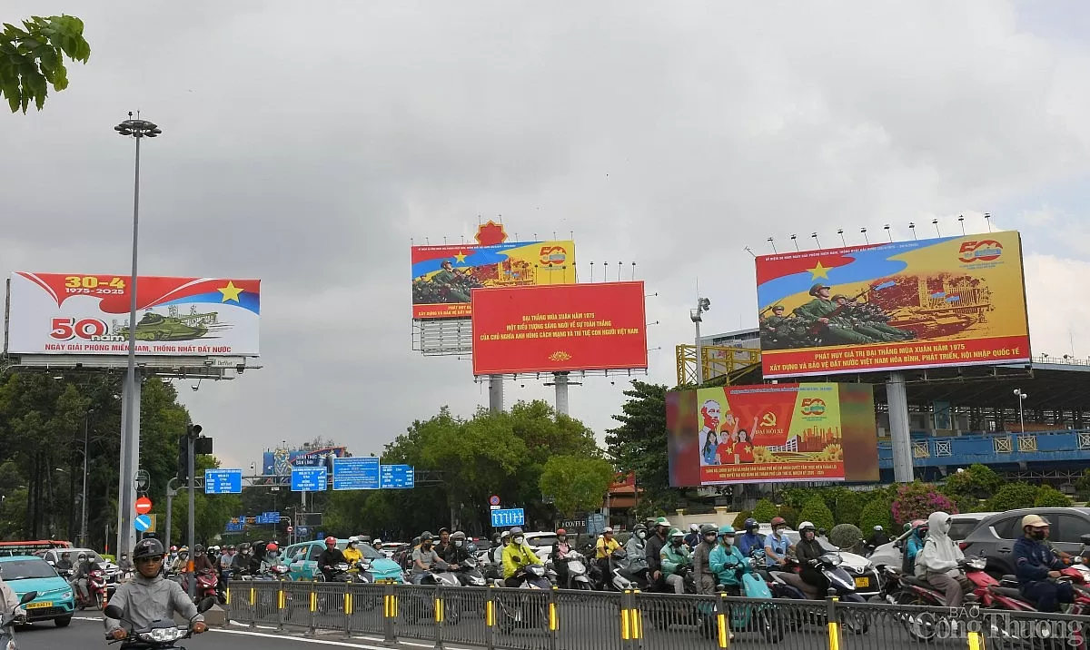 TP. Hồ Chí Minh cờ hoa rực rỡ mừng đại lễ 30/4