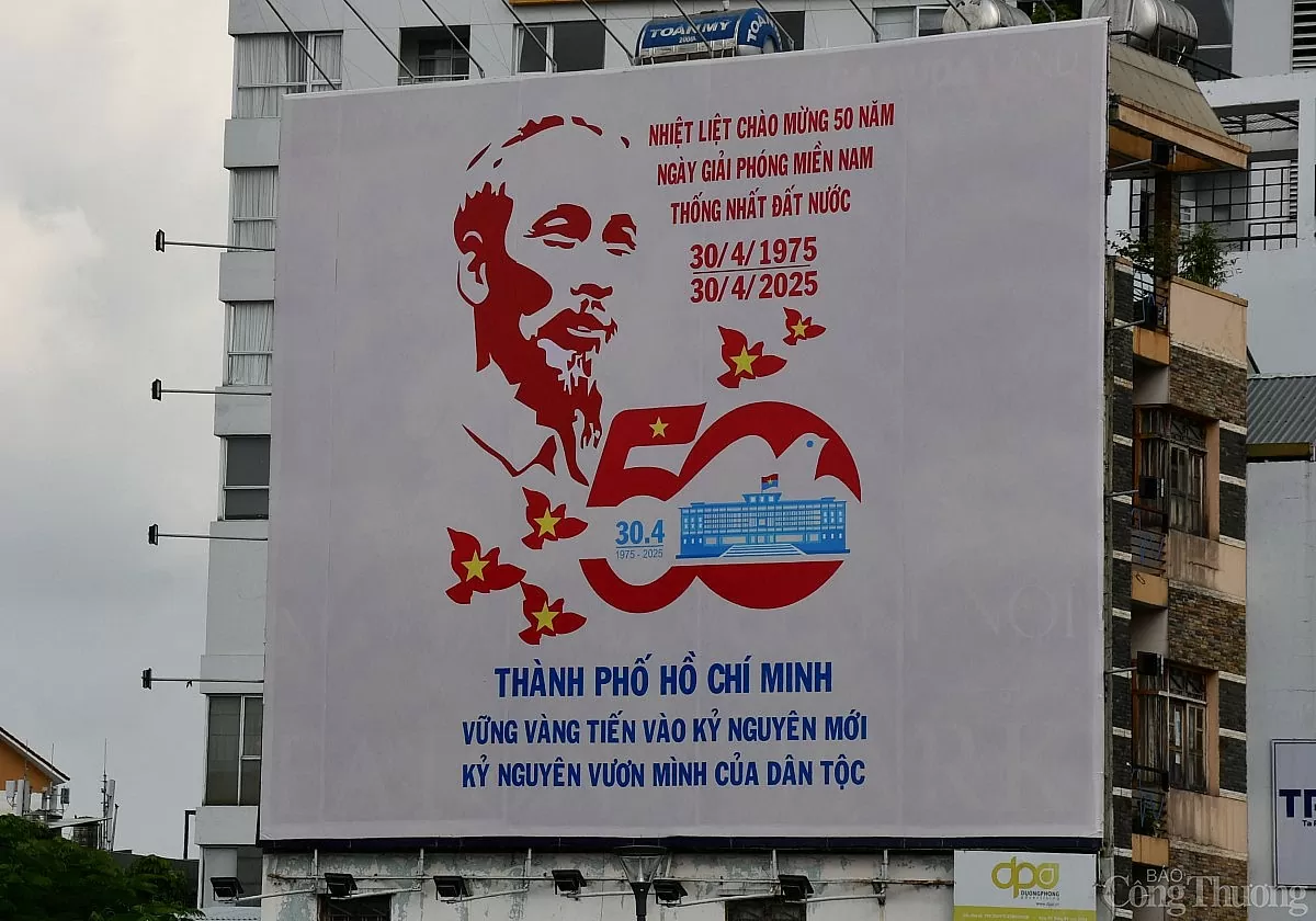 TP. Hồ Chí Minh cờ hoa rực rỡ mừng đại lễ 30/4