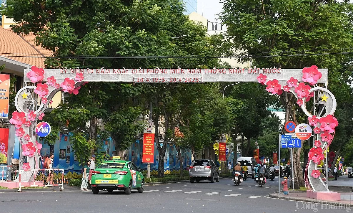 TP. Hồ Chí Minh cờ hoa rực rỡ mừng đại lễ 30/4